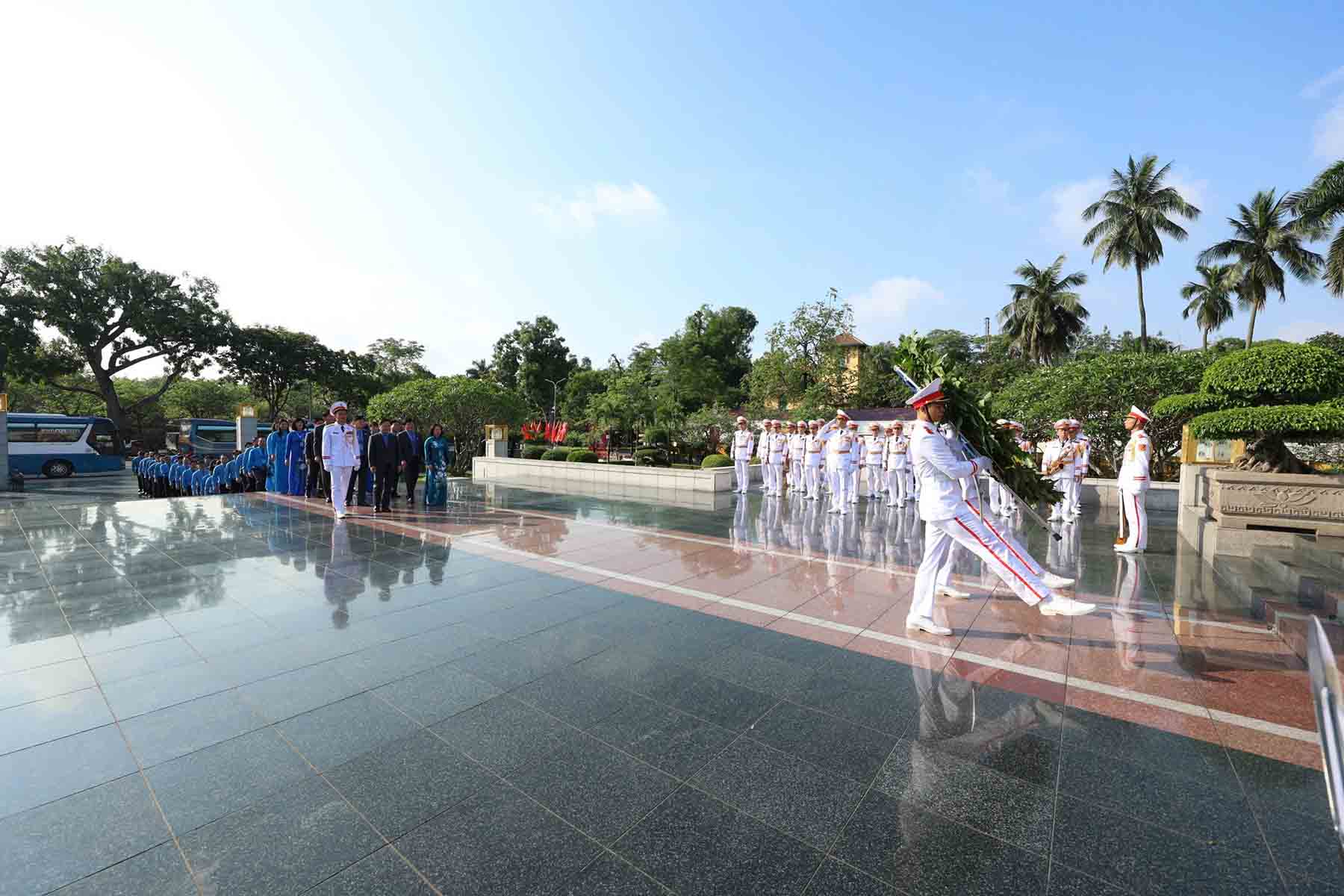 Đo&agrave;n đại biểu dự Đại hội XIV C&ocirc;ng đo&agrave;n Việt Nam v&agrave;o Lăng viếng Chủ tịch Hồ Ch&iacute; Minh - Ảnh 7.