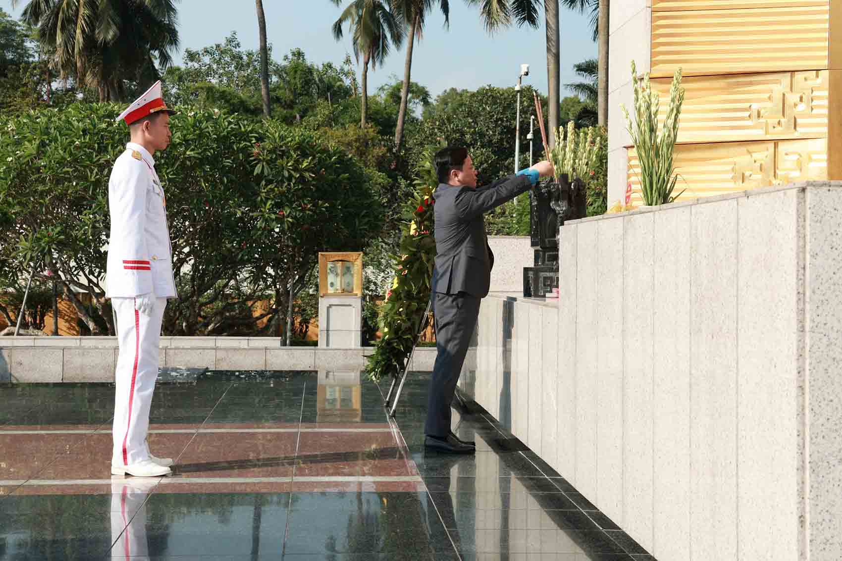 Đo&agrave;n đại biểu dự Đại hội XIV C&ocirc;ng đo&agrave;n Việt Nam v&agrave;o Lăng viếng Chủ tịch Hồ Ch&iacute; Minh - Ảnh 8.