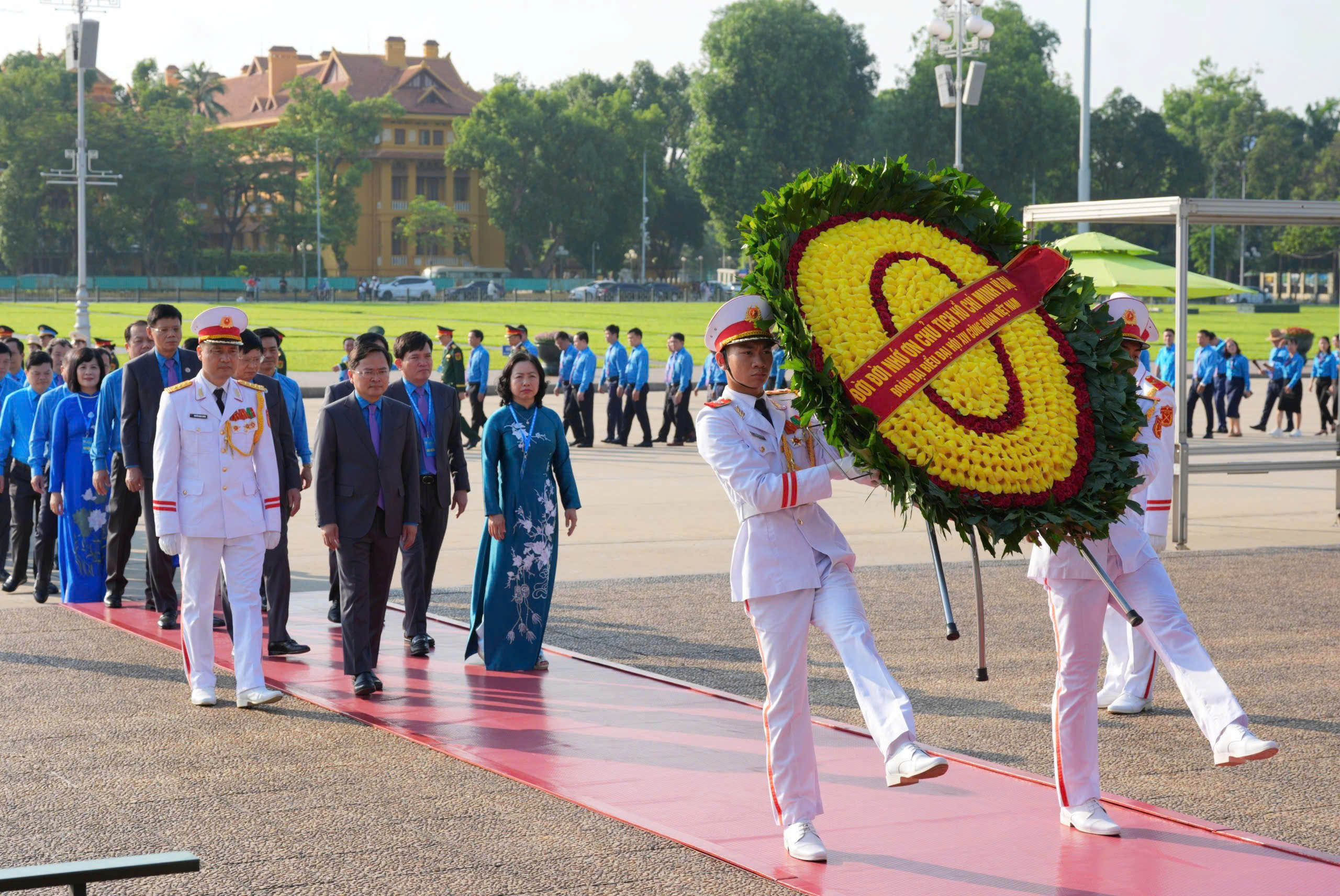 Đo&agrave;n đại biểu dự Đại hội XIV C&ocirc;ng đo&agrave;n Việt Nam v&agrave;o Lăng viếng Chủ tịch Hồ Ch&iacute; Minh - Ảnh 2.