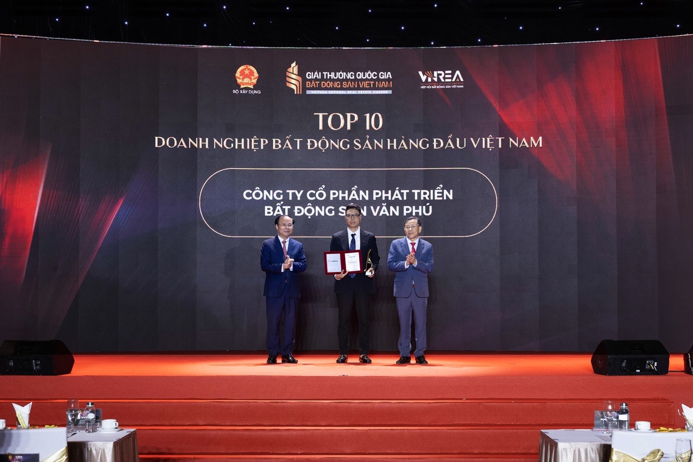 Văn Phú được vinh danh Top 10 Doanh nghiệp bất động sản hàng đầu Việt Nam - Ảnh 1.