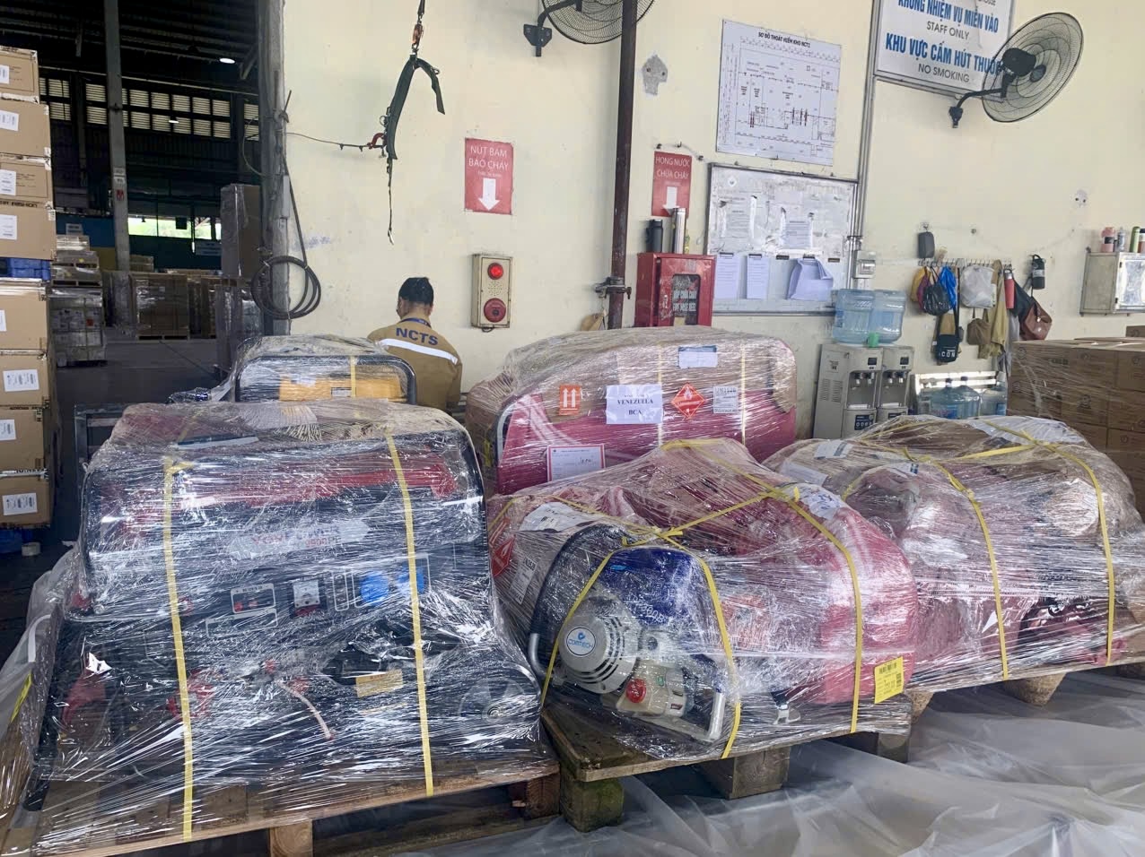 Chuyến bay đặc biệt thứ hai chở 46,8 tấn hàng hỗ trợ của Việt Nam đã cất cánh tới Venezuela - Ảnh 3.