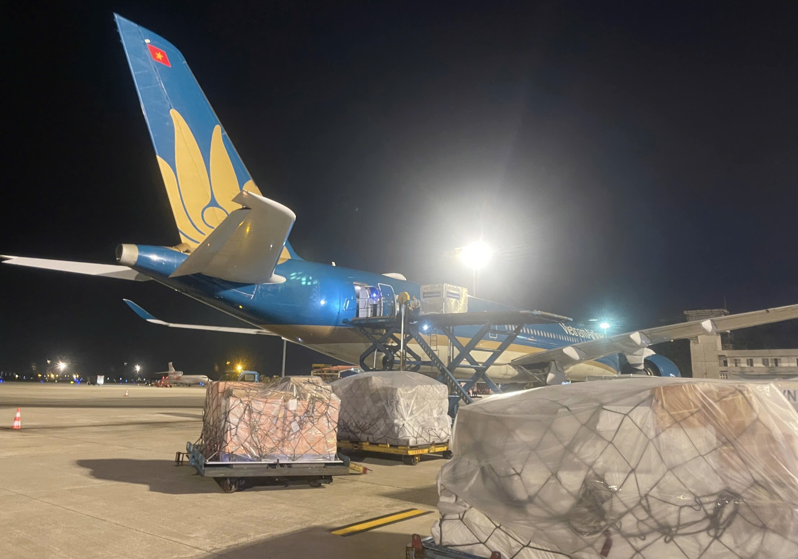 Chuyến bay đặc biệt thứ hai chở 46,8 tấn hàng hỗ trợ của Việt Nam đã cất cánh tới Venezuela - Ảnh 1.