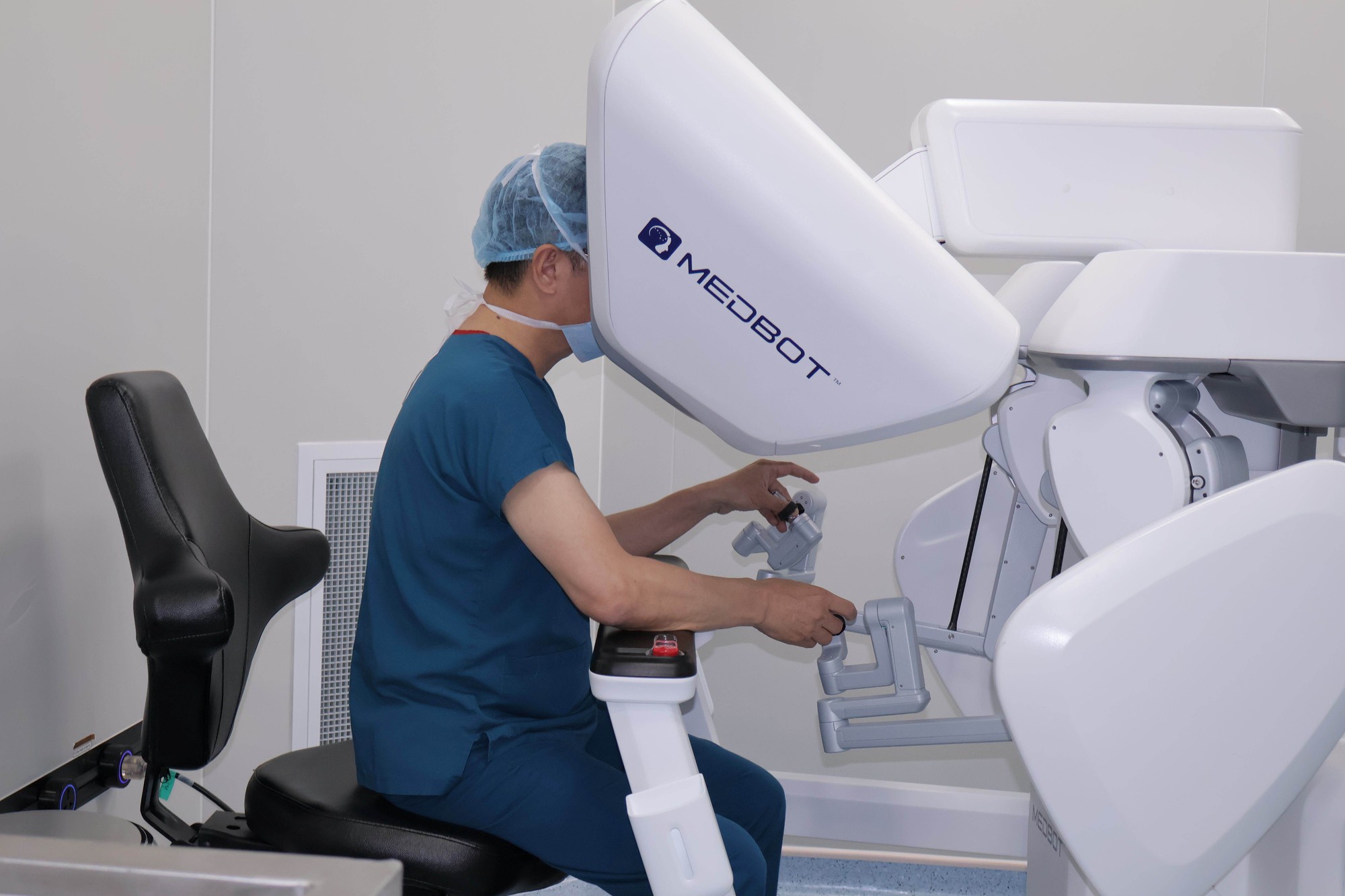 Cột mốc mới của y học Việt Nam: Lần đầu tiên bác sĩ phẫu thuật từ xa cho bệnh nhân cách hàng nghìn cây số - Ảnh 1.