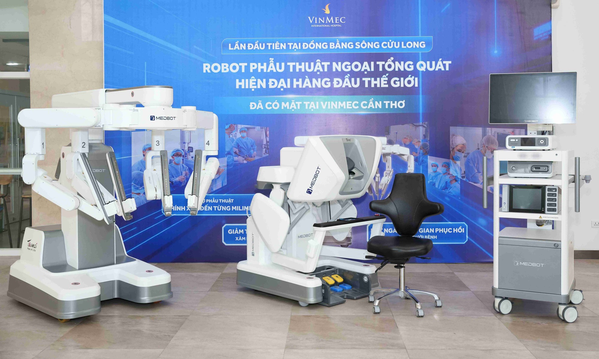 Cột mốc mới của y học Việt Nam: Lần đầu tiên bác sĩ phẫu thuật từ xa cho bệnh nhân cách hàng nghìn cây số - Ảnh 2.