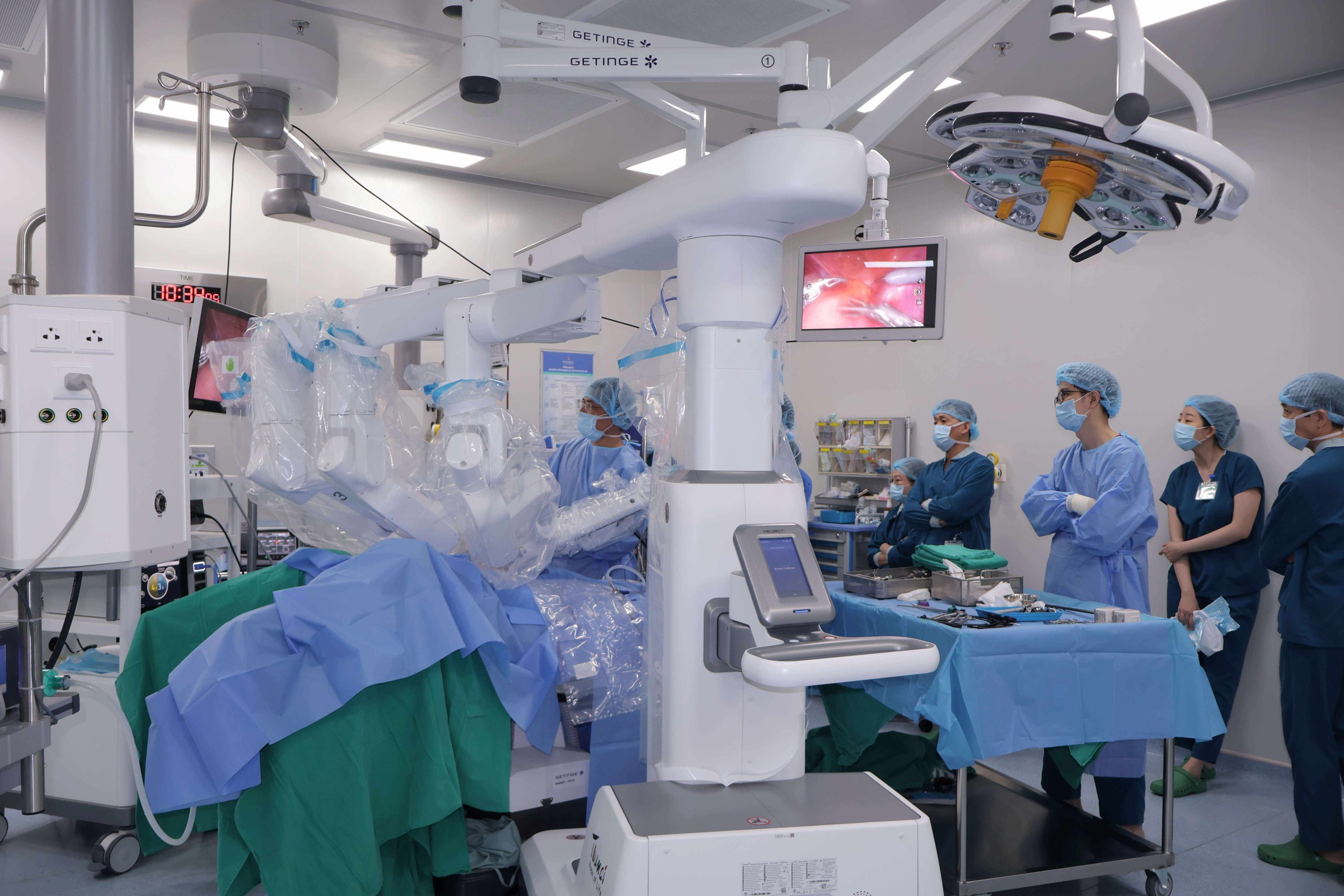 Cột mốc mới của y học Việt Nam: Lần đầu tiên bác sĩ phẫu thuật từ xa cho bệnh nhân cách hàng nghìn cây số - Ảnh 3.