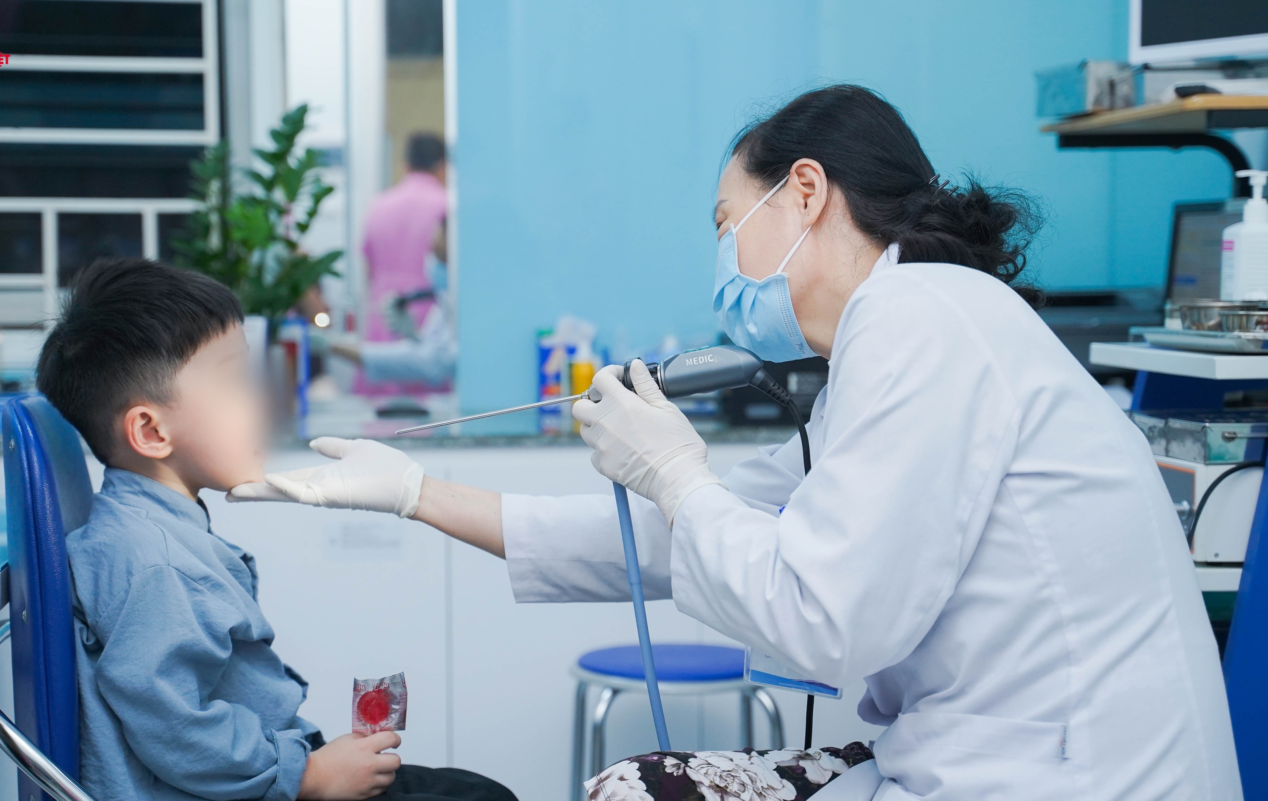 Sai lầm nguy hiểm cha mẹ hay mắc khiến trẻ dễ bị viêm thanh quản cấp vào mùa hè - Ảnh 1.