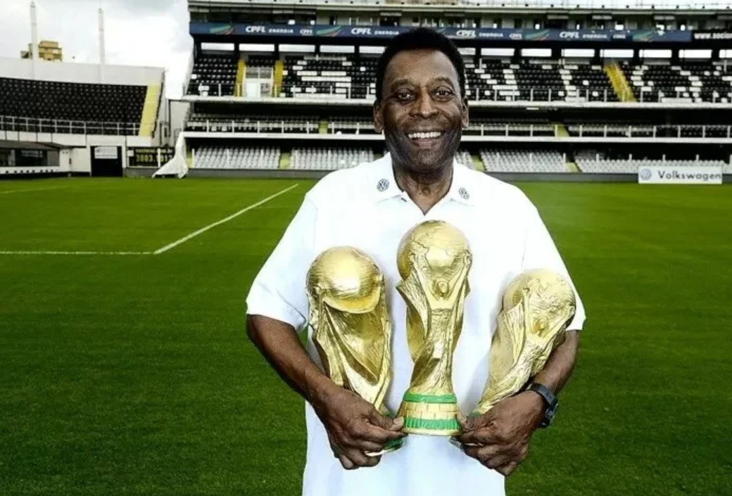 Cầu thủ duy nhất trên thế giới 3 lần vô địch World Cup - Ảnh 1.