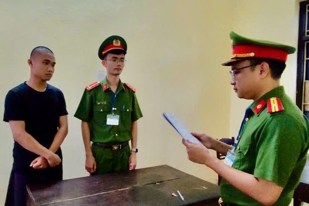 "H&ocirc; biến" h&oacute;a chất th&agrave;nh sữa tắm, dầu gội giả thương hiệu nổi tiếng, cặp đ&ocirc;i cầm đầu bị khởi tố- Ảnh 3.