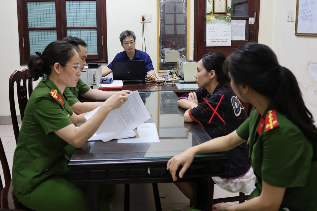 "H&ocirc; biến" h&oacute;a chất th&agrave;nh sữa tắm, dầu gội giả thương hiệu nổi tiếng, cặp đ&ocirc;i cầm đầu bị khởi tố- Ảnh 1.