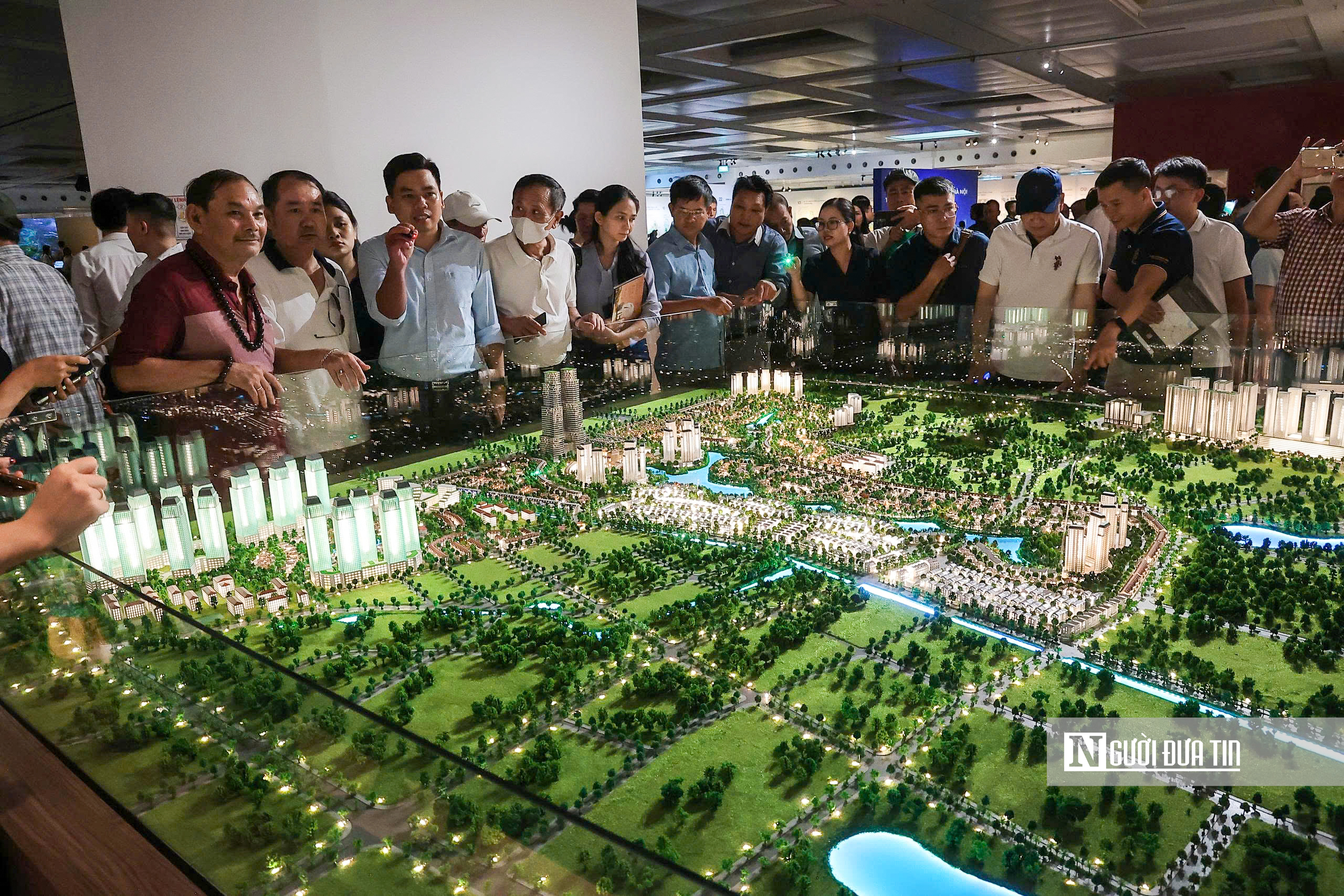 H&agrave; Nội: Người d&acirc;n đổ x&ocirc; đi xem Quy hoạch tổng thể tầm nh&igrave;n 100 năm - Ảnh 13.