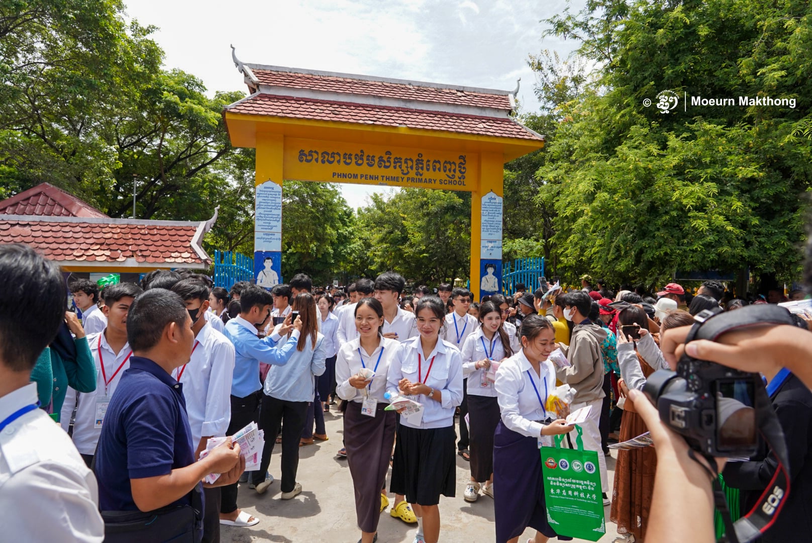 Kỳ thi quyết định tương lai của hàng trăm nghìn học sinh Campuchia: Vì sao cả đất nước dõi theo? - Ảnh 1.