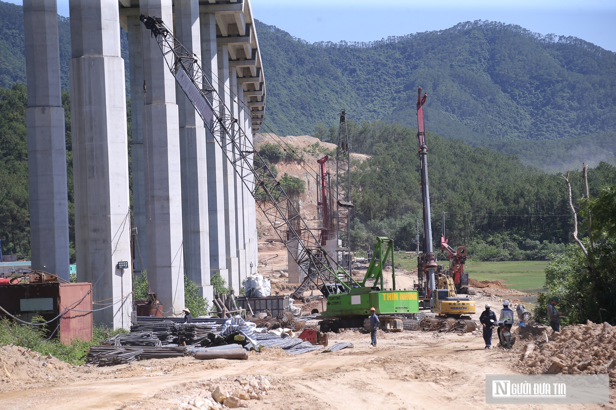Nắng như đổ lửa c&ocirc;ng nh&acirc;n v&atilde; mồ h&ocirc;i b&aacute;m thi c&ocirc;ng tr&ecirc;n đại c&ocirc;ng trường- Ảnh 1.