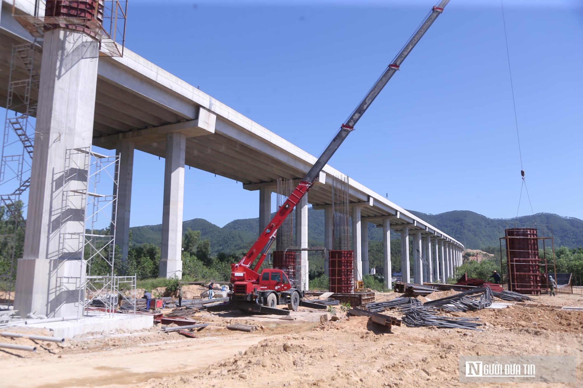 Nắng như đổ lửa c&ocirc;ng nh&acirc;n v&atilde; mồ h&ocirc;i b&aacute;m thi c&ocirc;ng tr&ecirc;n đại c&ocirc;ng trường- Ảnh 16.