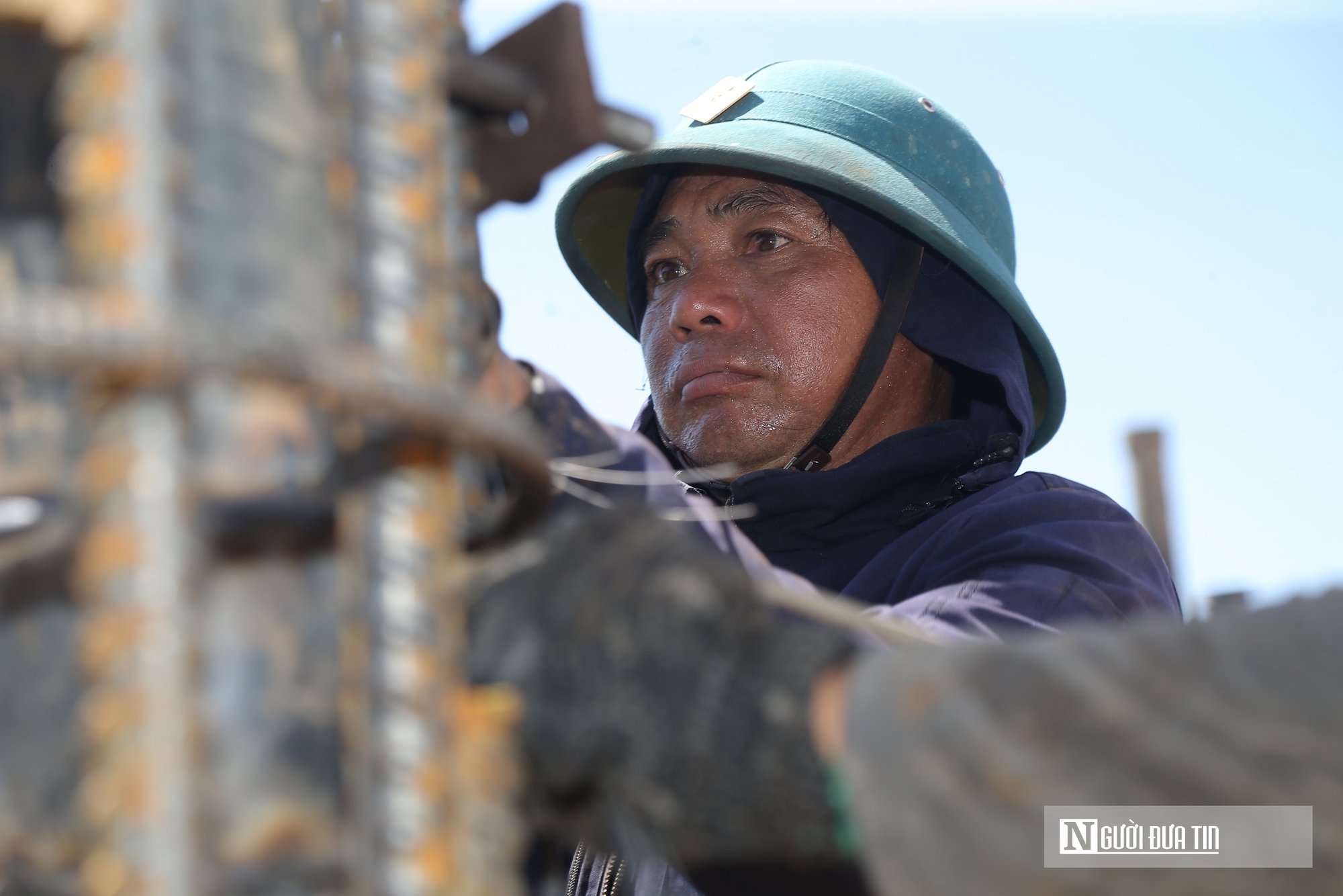 Nắng như đổ lửa c&ocirc;ng nh&acirc;n v&atilde; mồ h&ocirc;i b&aacute;m thi c&ocirc;ng tr&ecirc;n đại c&ocirc;ng trường- Ảnh 6.