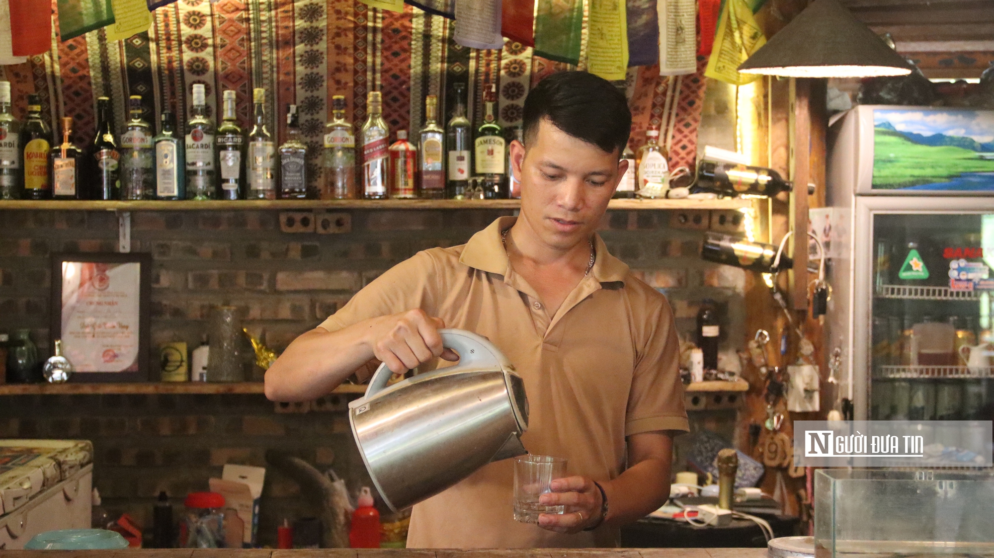 Người đàn ông Dao đưa ngôi nhà sàn bên hồ Thác Bà thành điểm đến của du khách quốc tế - Ảnh 2. Người đàn ông Dao đưa ngôi nhà sàn bên hồ Thác Bà thành điểm đến của du khách quốc tế - Ảnh 2.