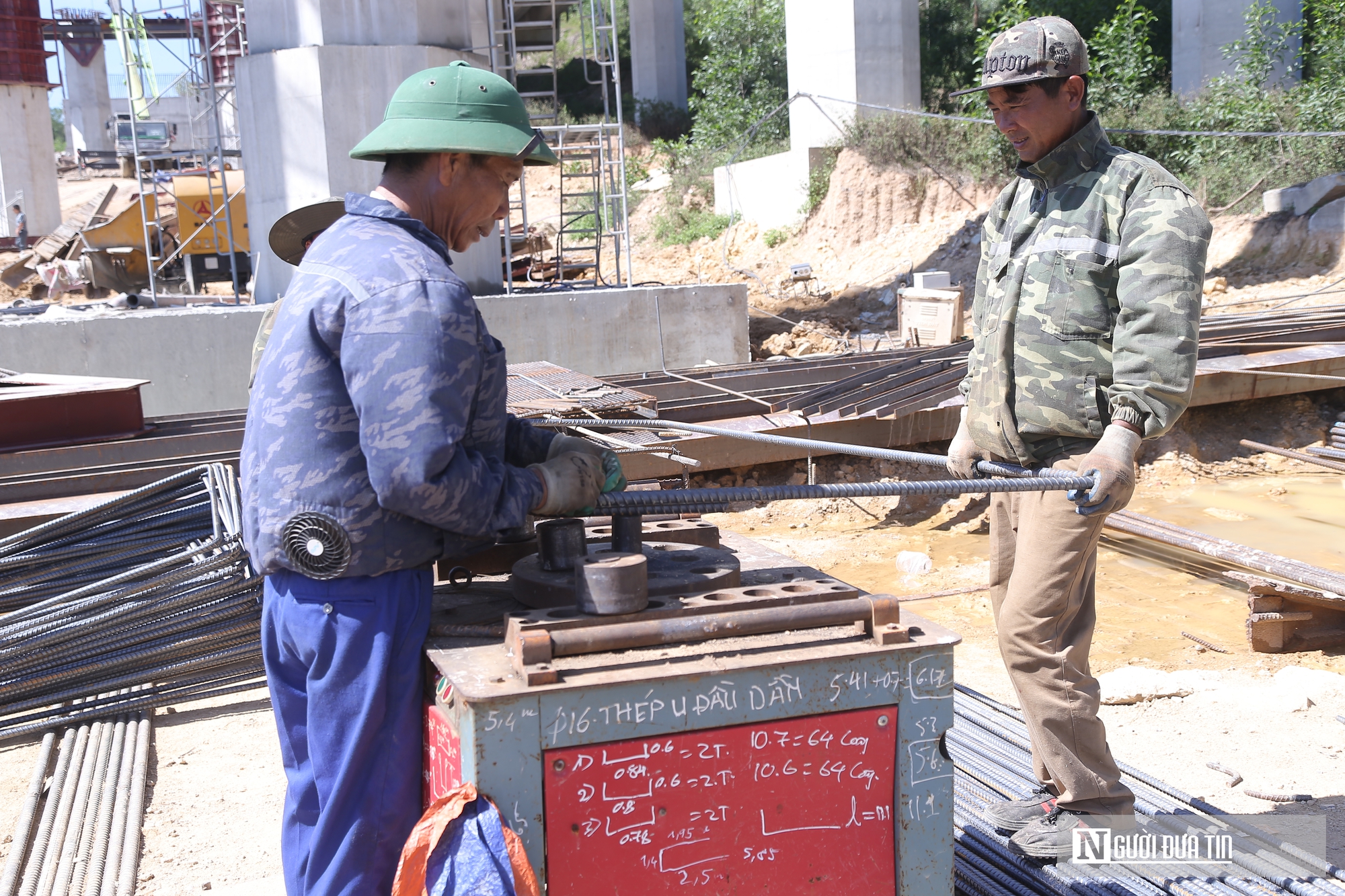 Nắng như đổ lửa c&ocirc;ng nh&acirc;n v&atilde; mồ h&ocirc;i b&aacute;m thi c&ocirc;ng tr&ecirc;n đại c&ocirc;ng trường- Ảnh 3.