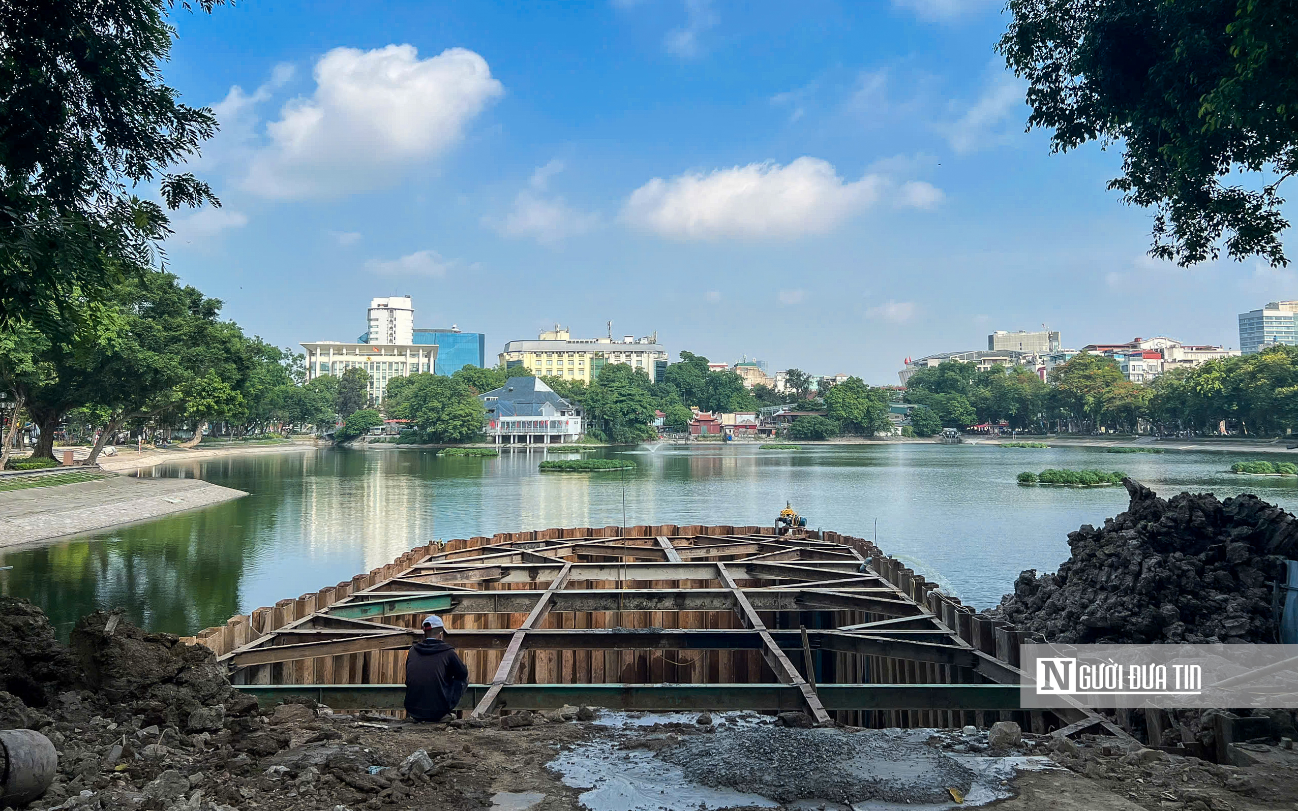 Cận cảnh c&aacute;c c&ocirc;ng vi&ecirc;n ở H&agrave; Nội đang được tu sửa, n&acirc;ng cấp - Ảnh 1.