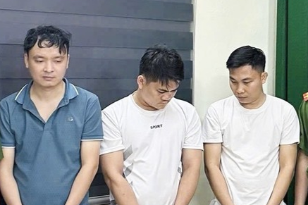 Ph&aacute;t hiện 3 đối tượng b&aacute;n hơn 1000 chiếc điện thoại giả- Ảnh 1.