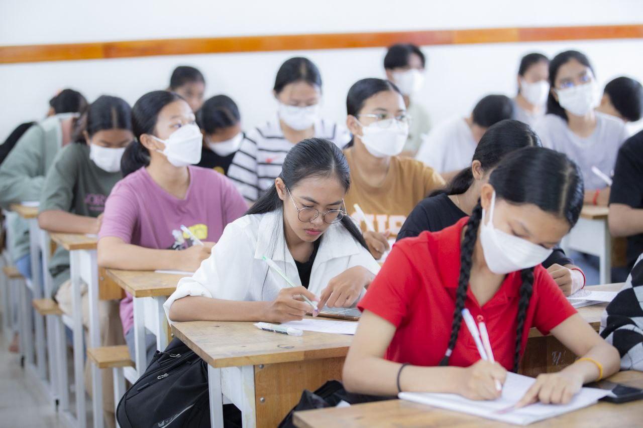 Kỳ thi quyết định tương lai của hàng trăm nghìn học sinh Campuchia: Vì sao cả đất nước dõi theo? - Ảnh 2.