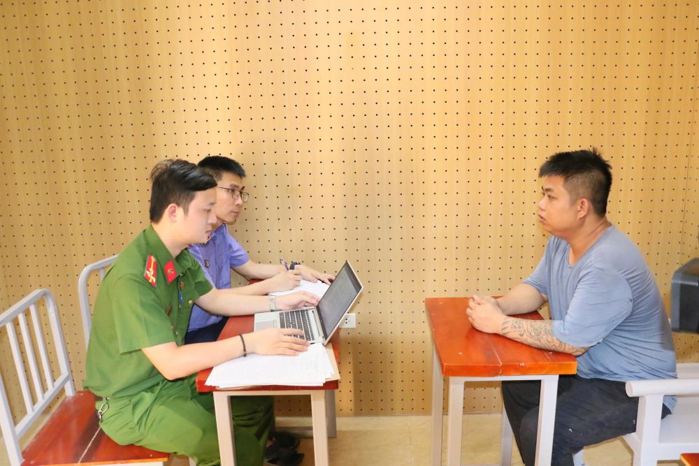Bắt 2 đối tượng quay lén quá trình làm việc của CSGT để tống tiền- Ảnh 1.