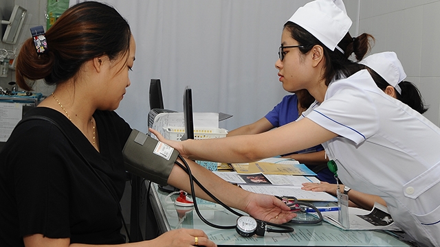 Trường hợp kh&aacute;m chữa bệnh tr&aacute;i tuyến được hưởng 100% BHYT, biết kẻo thiệt - Ảnh 1.