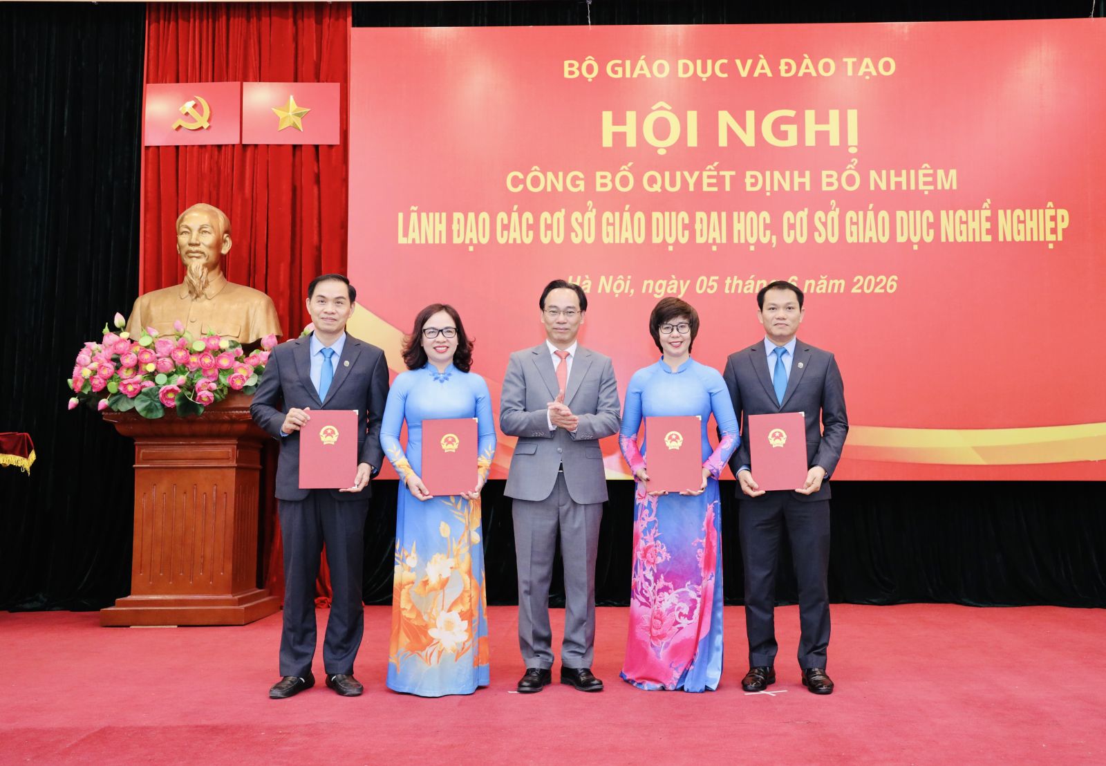 Bộ GD&ĐT bổ nhiệm nhiều giám đốc, hiệu trưởng các trường đại học, cao đẳng trực thuộc- Ảnh 5.