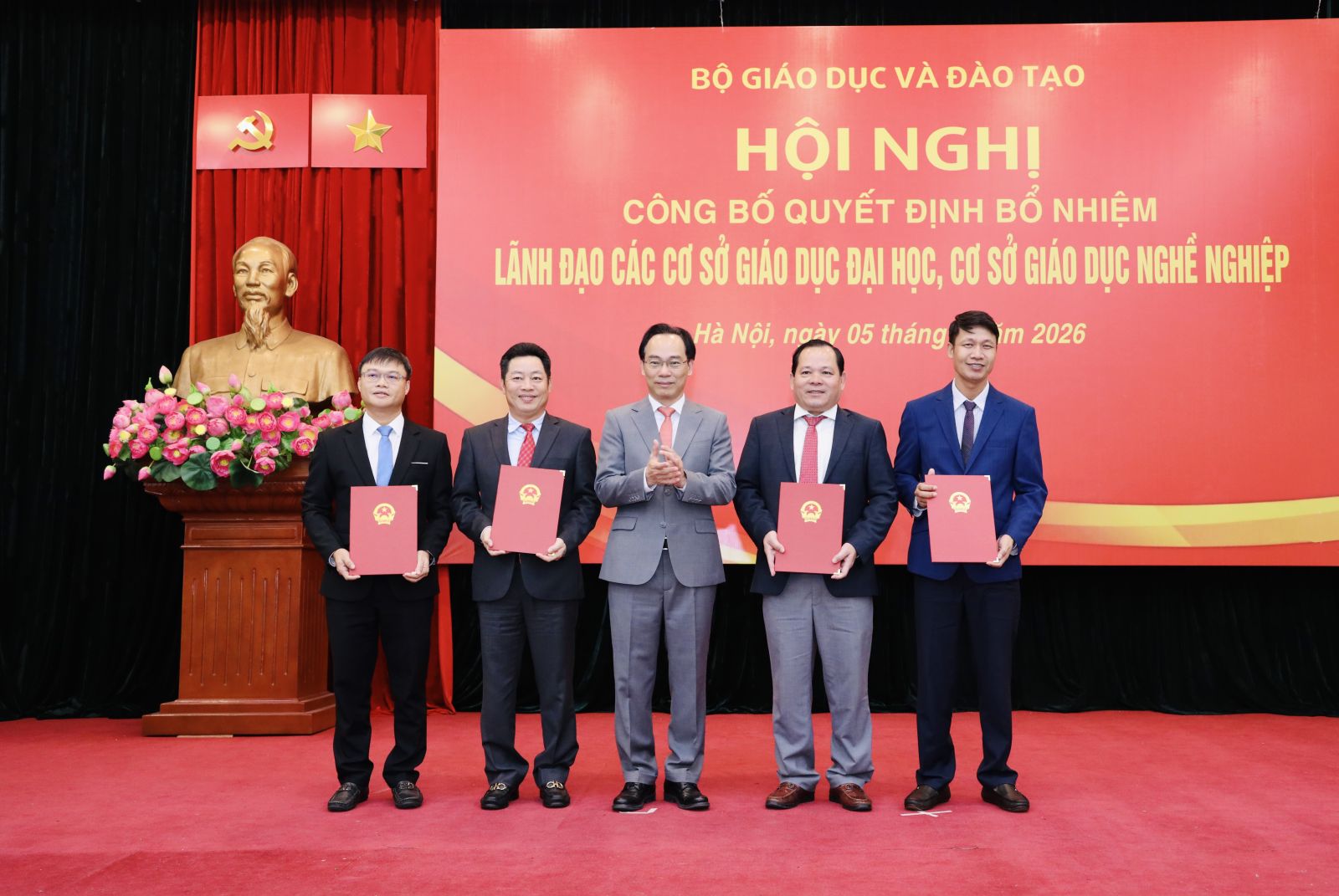 Bộ GD&ĐT bổ nhiệm nhiều giám đốc, hiệu trưởng các trường đại học, cao đẳng trực thuộc- Ảnh 3.