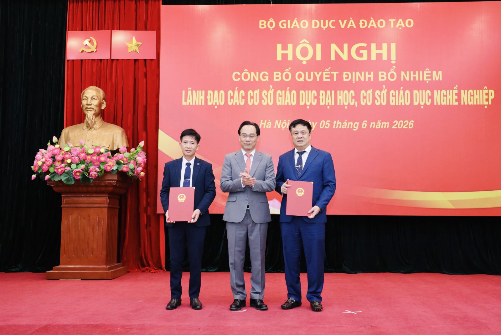 Bộ GD&ĐT bổ nhiệm nhiều giám đốc, hiệu trưởng các trường đại học, cao đẳng trực thuộc- Ảnh 2.