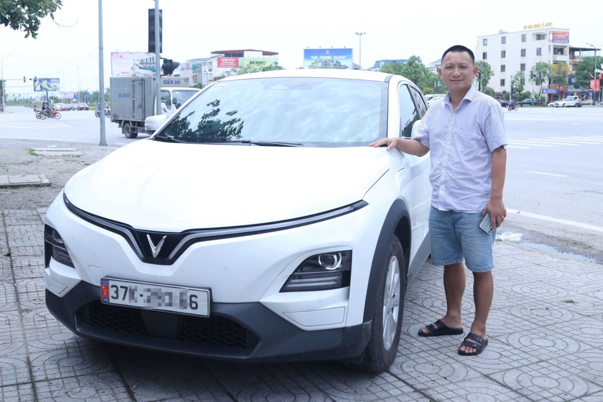 Chủ xe VF 6 tiết lộ l&yacute; do &ldquo;lớn gan&rdquo; mua xe tặng vợ rồi&hellip; chiếm l&agrave;m của ri&ecirc;ng- Ảnh 1.