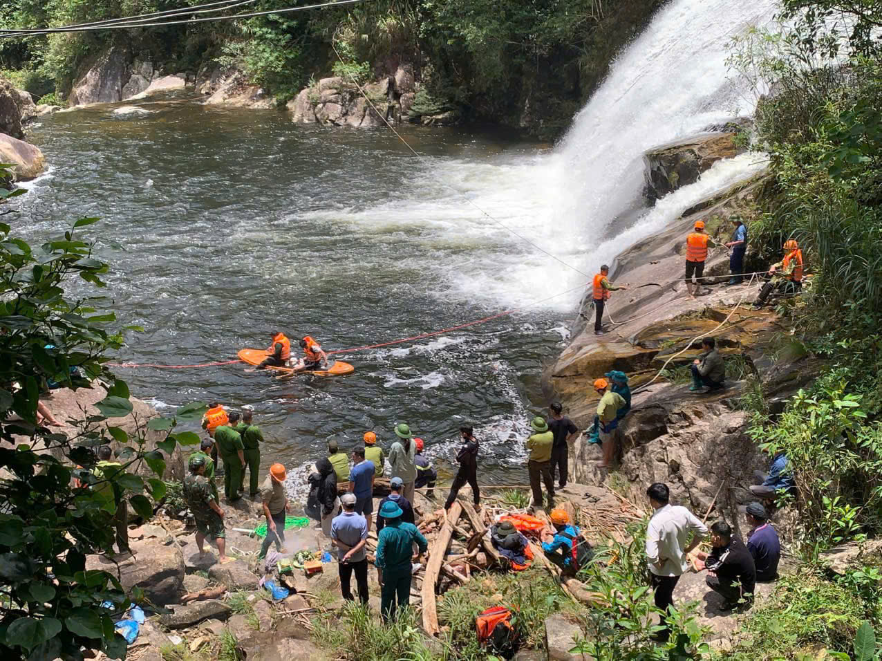 2 vụ đuối nước chỉ trong &iacute;t ng&agrave;y ở L&agrave;o Cai: Thi thể 3 du kh&aacute;ch lần lượt được t&igrave;m thấy - Ảnh 1.