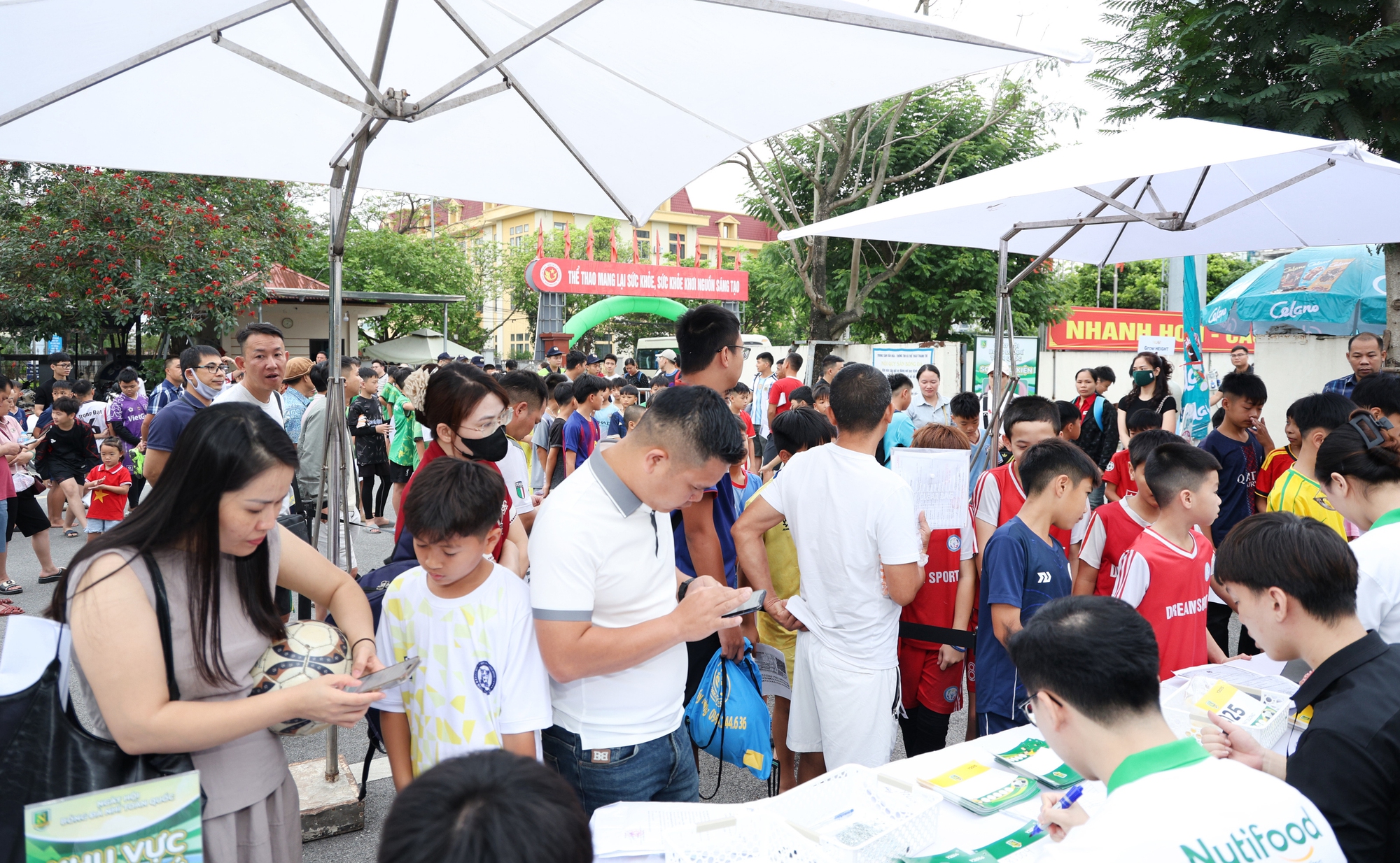Học viện B&oacute;ng đ&aacute; Nutifood ch&agrave;o đ&oacute;n 30 t&acirc;n học vi&ecirc;n Kh&oacute;a 4- Ảnh 1.