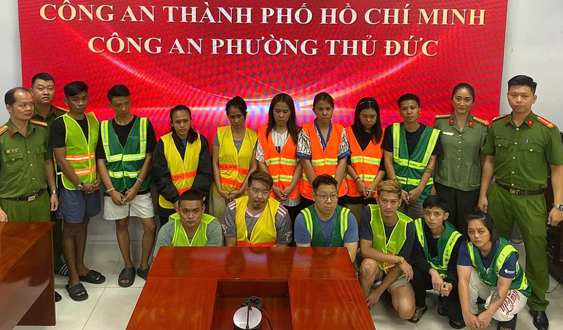 Đột kích khách sạn, phát hiện 26 người nước ngoài phê ma túy cùng dấu hiệu lừa đảo công nghệ cao - Ảnh 2.