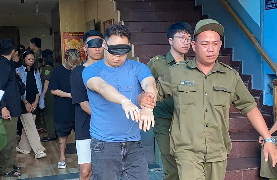 Đột kích khách sạn, phát hiện 26 người nước ngoài phê ma túy cùng dấu hiệu lừa đảo công nghệ cao - Ảnh 1.