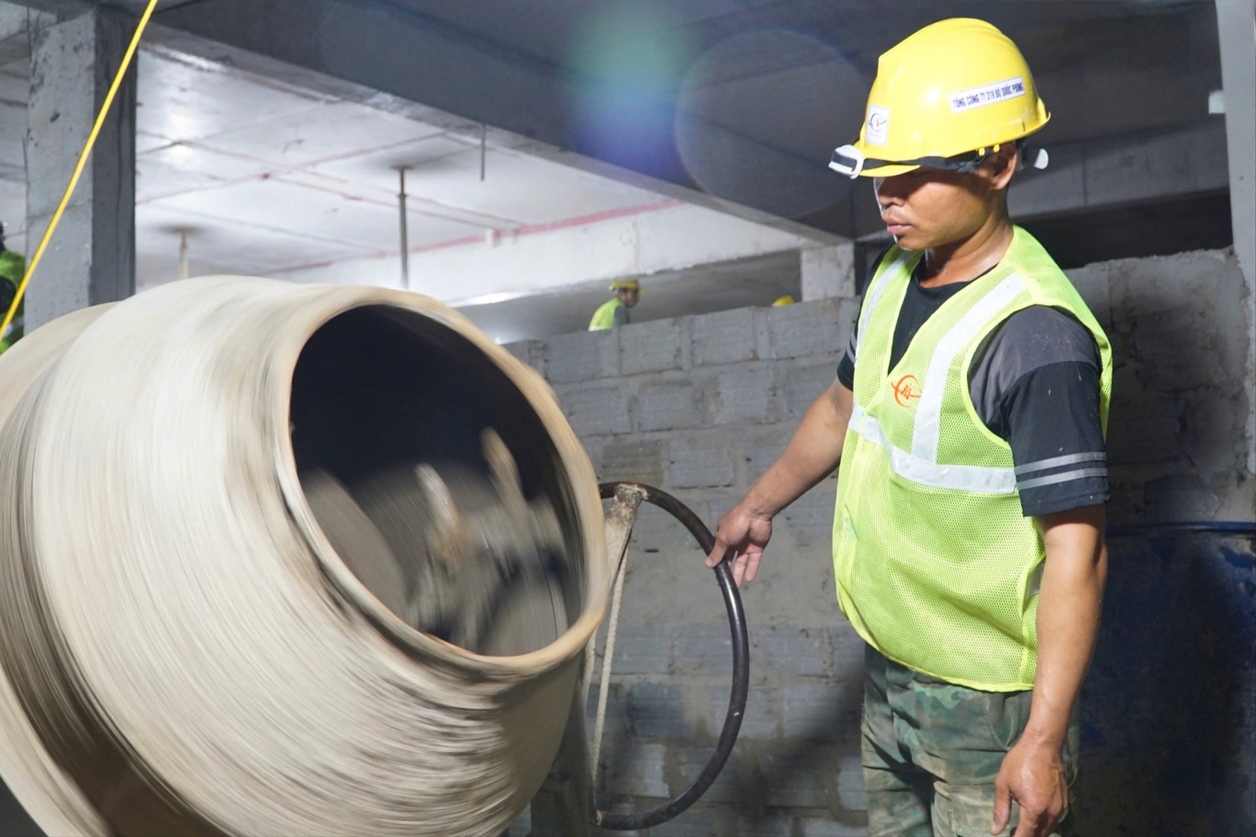 Thi công xuyên đêm, đẩy tiến độ xây trường vùng biên Quảng Ngãi- Ảnh 3.
