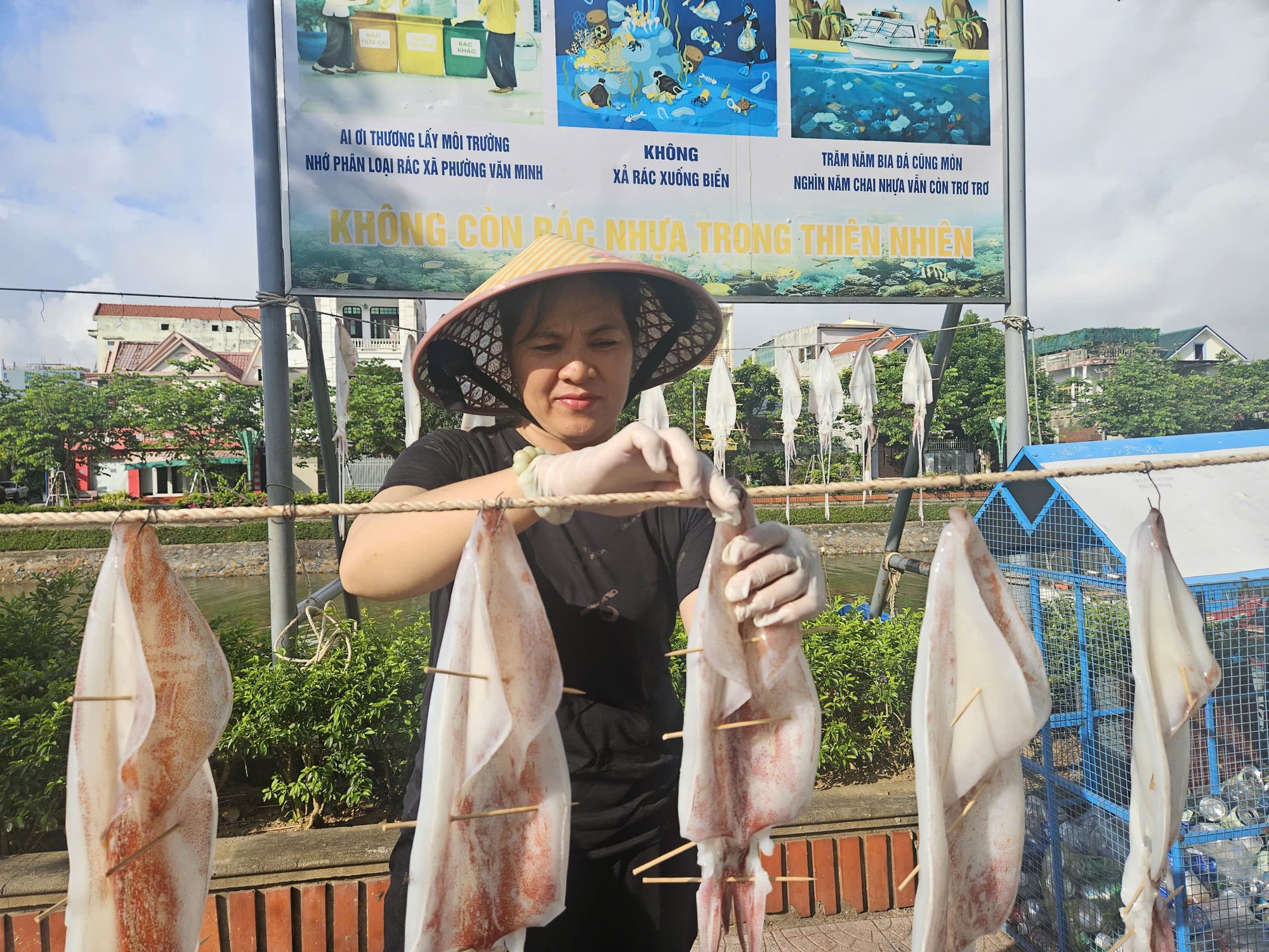 Ngư dân thu về tiền triệu sau một đêm chong đèn ngoài khơi câu 