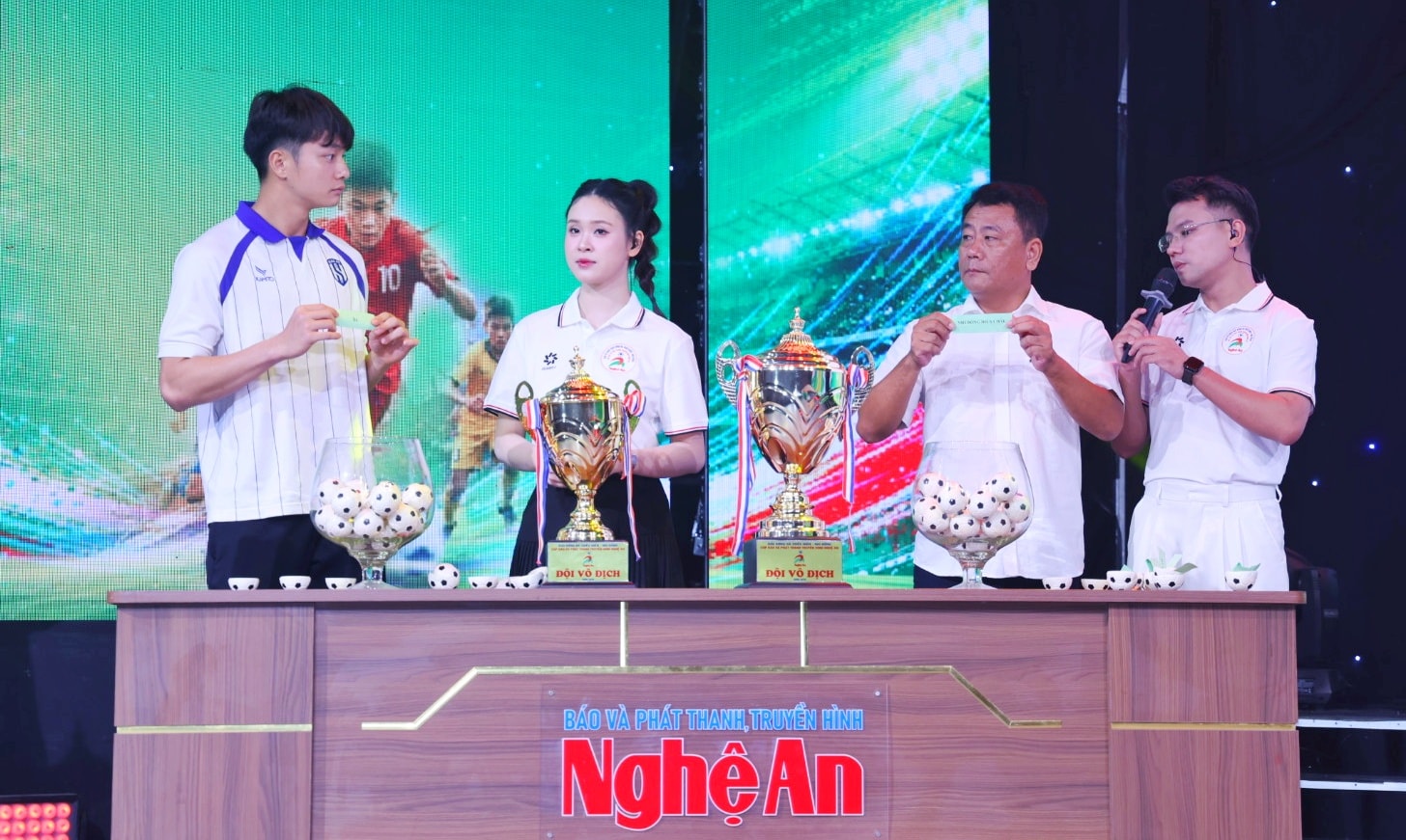 Ấn tượng màn giao lưu với cầu thủ nổi tiếng tại giải bóng đá Cúp Báo và phát thanh, truyền hình Nghệ An- Ảnh 2.