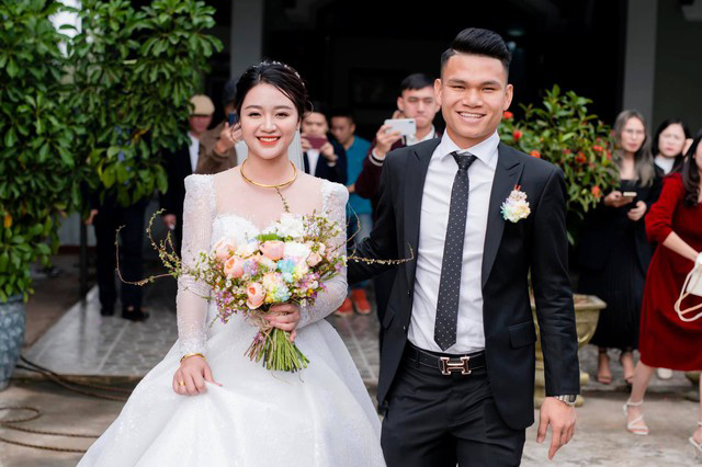 Hé lộ gia thế gây bất ngờ của vợ "cầu thủ nghèo nhất Việt Nam" - Ảnh 1.