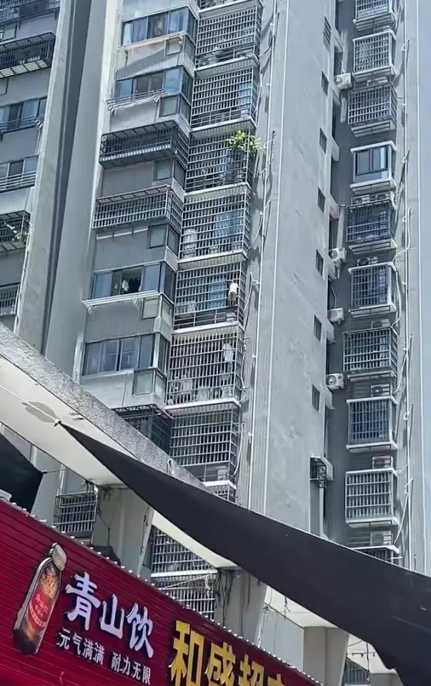 B&eacute; trai b&aacute;m v&agrave;o lan can b&ecirc;n ngo&agrave;i căn hộ tầng 17 v&agrave; c&aacute;i kết th&oacute;t tim - Ảnh 2.