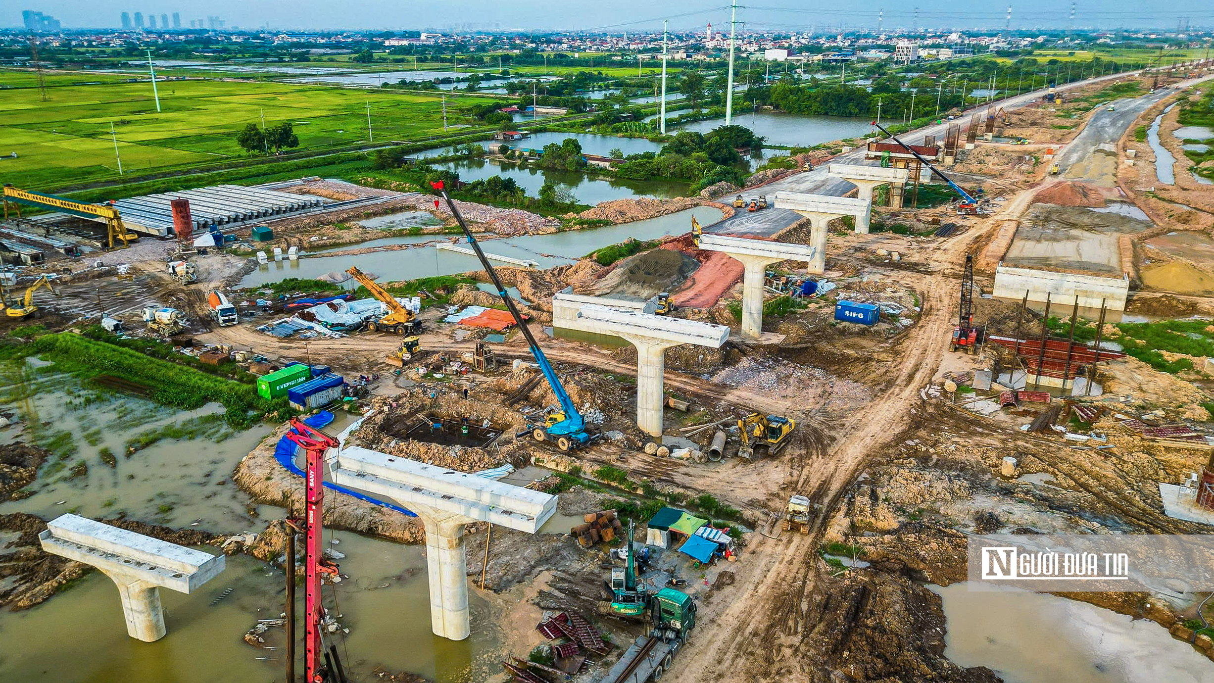Loạt hạng mục cây cầu gần 4.000 tỷ đồng nối Hà Nội - Hưng Yên lộ diện sau 9 tháng thi công- Ảnh 7. Loạt hạng mục cây cầu gần 4.000 tỷ đồng nối Hà Nội - Hưng Yên lộ diện sau 9 tháng thi công- Ảnh 7.