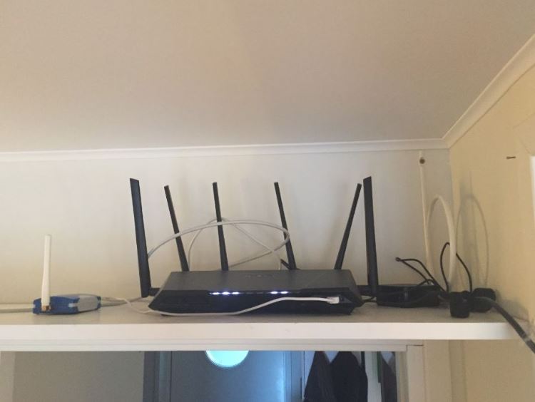 Lý do nên rút phích cắm cục Wi-Fi mỗi tuần 1 lần - Ảnh 1.