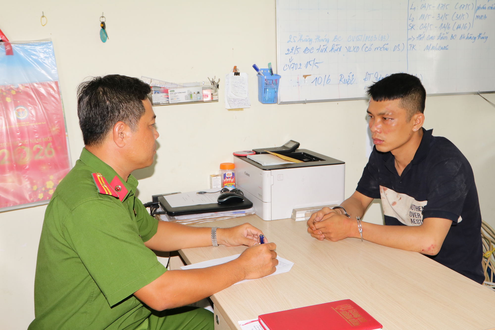 Khởi tố con trai cầm dao ch&eacute;m c&ocirc;ng an khi cưỡng chế thi h&agrave;nh &aacute;n cho cha- Ảnh 2.