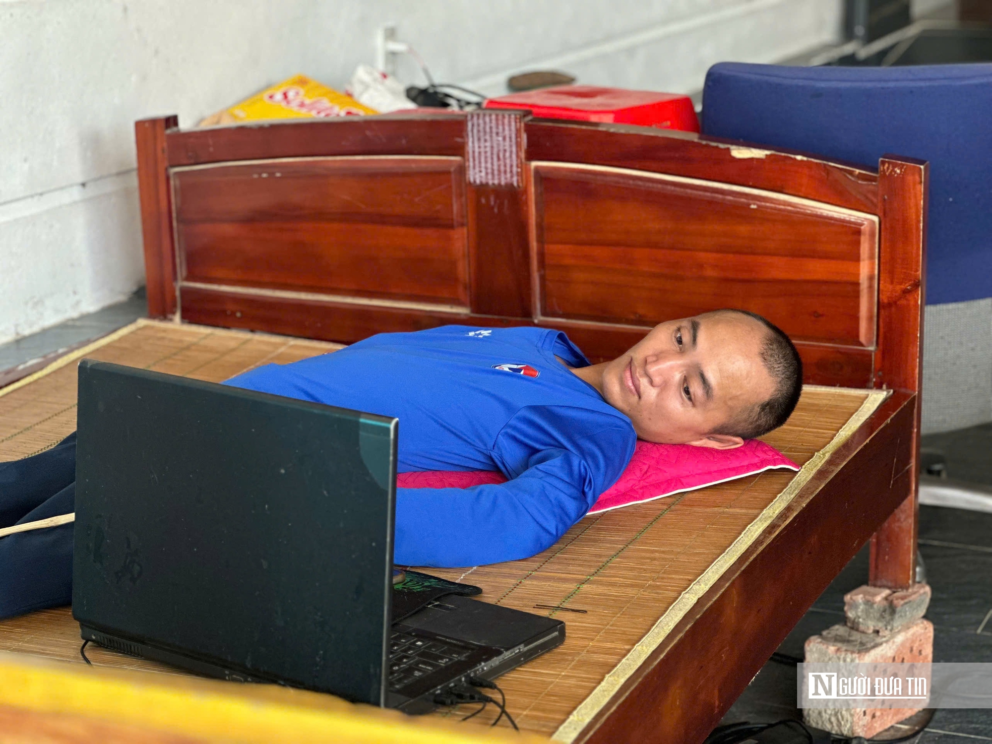 “Nghị lực thép” của người đàn ông nằm bất động chỉ cử động được 3 ngón tay- Ảnh 1. “Nghị lực thép” của người đàn ông nằm bất động chỉ cử động được 3 ngón tay- Ảnh 1.