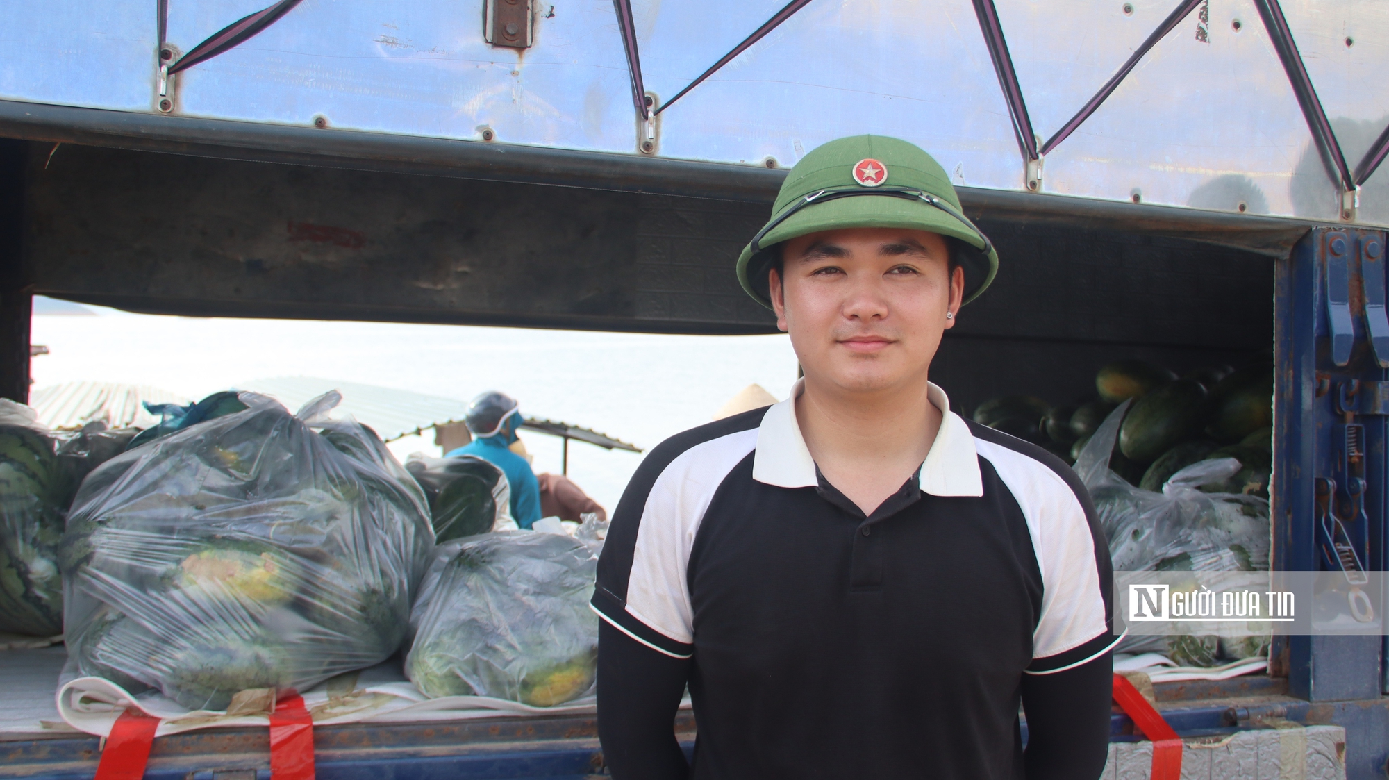 Dưa hấu Thác Bà được giá, thương lái tranh thủ thu mua từ rạng đông- Ảnh 3. Dưa hấu Thác Bà được giá, thương lái tranh thủ thu mua từ rạng đông- Ảnh 3.