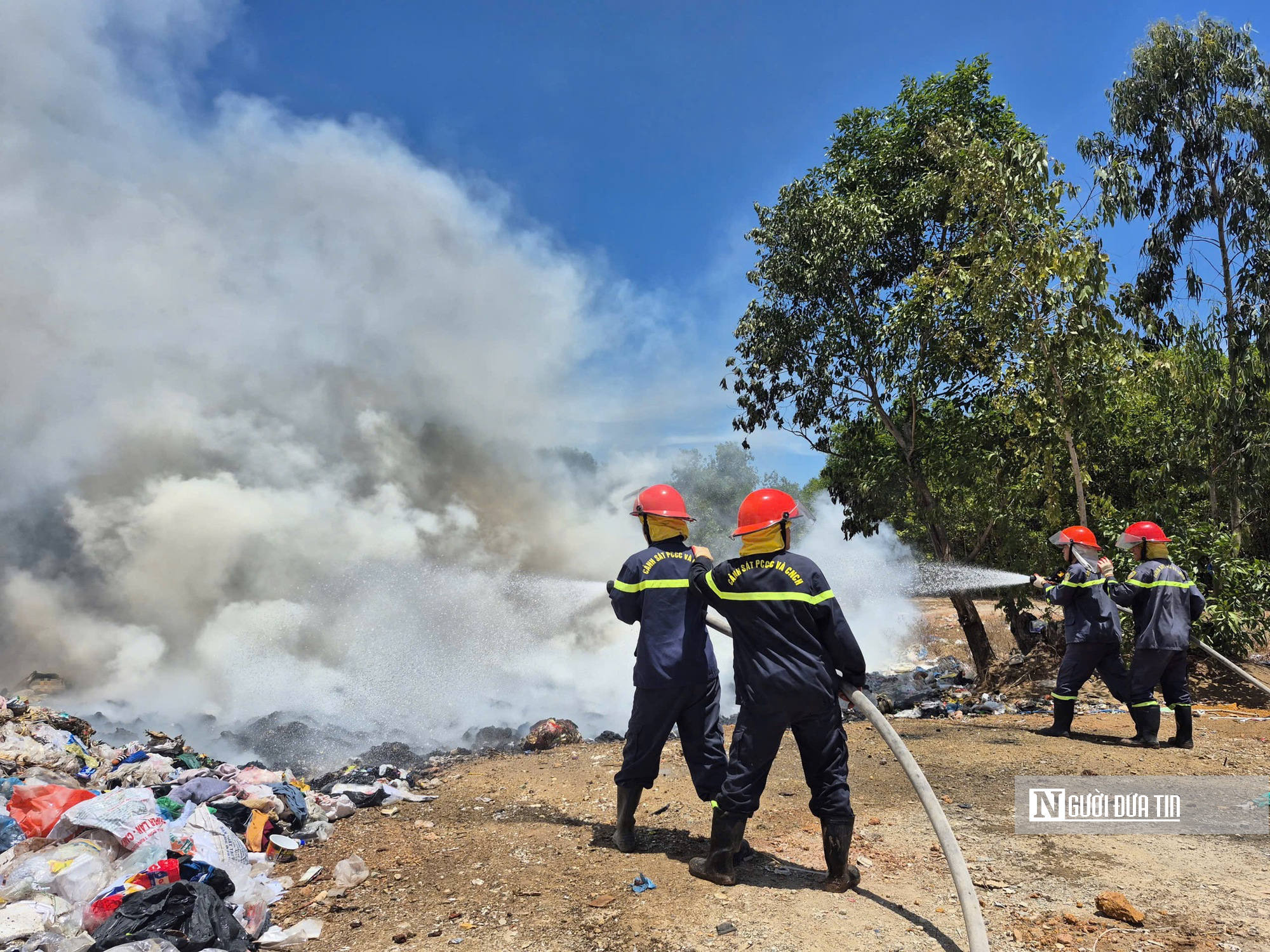 Lửa thi&ecirc;u rụi rừng ph&ograve;ng hộ ven biển Quảng Ng&atilde;i, h&agrave;ng trăm người căng m&igrave;nh dập ch&aacute;y- Ảnh 2.
