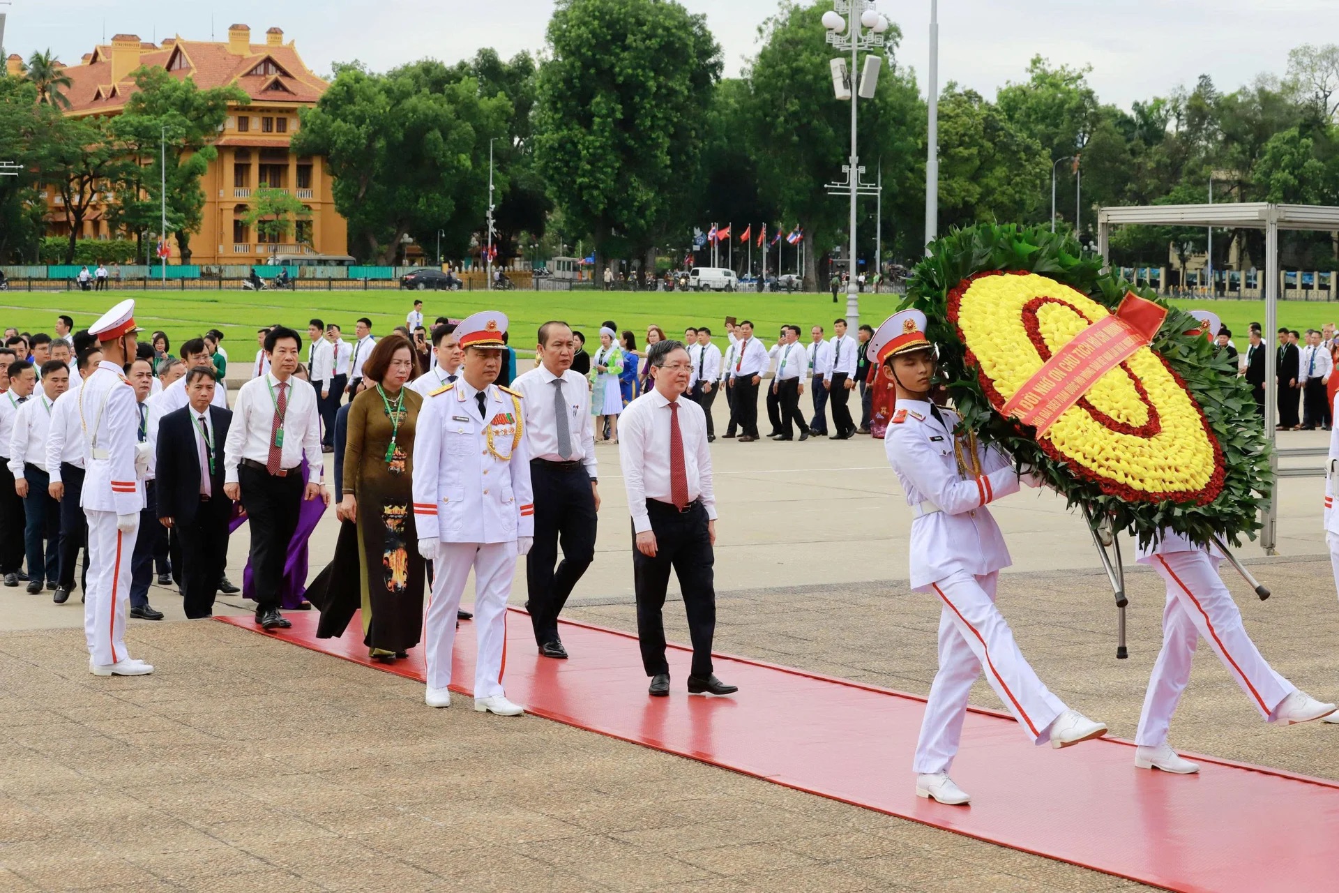 Đại biểu dự Đại hội Hội Nông dân Việt Nam vào Lăng viếng Chủ tịch Hồ Chí Minh- Ảnh 2. Đại biểu dự Đại hội Hội Nông dân Việt Nam vào Lăng viếng Chủ tịch Hồ Chí Minh- Ảnh 2.