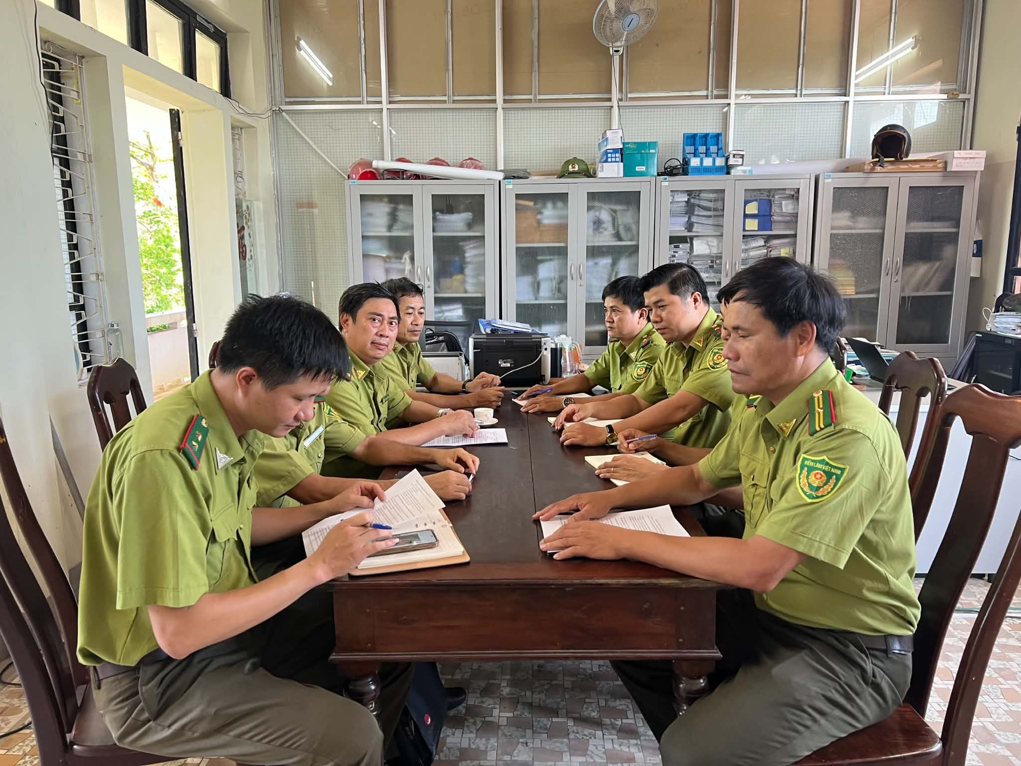 Hơn 20 ha rừng và thực bì bị cháy ở Huế, kiểm lâm căng mình ứng phó nắng nóng- Ảnh 1.