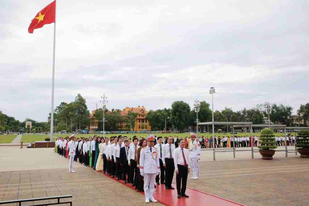 Đại biểu dự Đại hội Hội Nông dân Việt Nam vào Lăng viếng Chủ tịch Hồ Chí Minh- Ảnh 1. Đại biểu dự Đại hội Hội Nông dân Việt Nam vào Lăng viếng Chủ tịch Hồ Chí Minh- Ảnh 1.