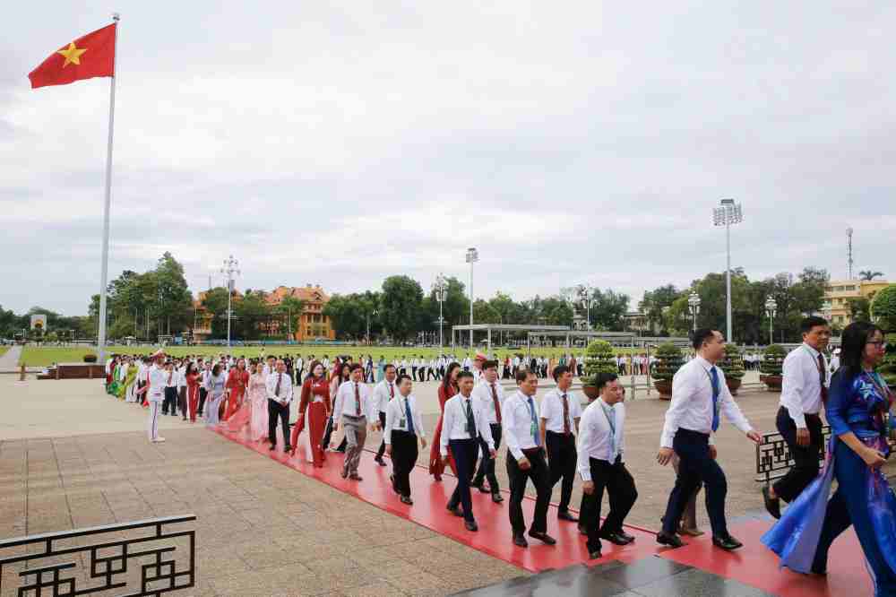 Đại biểu dự Đại hội Hội Nông dân Việt Nam vào Lăng viếng Chủ tịch Hồ Chí Minh- Ảnh 7. Đại biểu dự Đại hội Hội Nông dân Việt Nam vào Lăng viếng Chủ tịch Hồ Chí Minh- Ảnh 7.