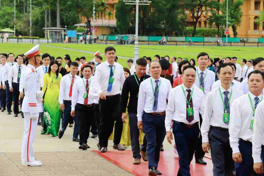 Đại biểu dự Đại hội Hội Nông dân Việt Nam vào Lăng viếng Chủ tịch Hồ Chí Minh- Ảnh 5. Đại biểu dự Đại hội Hội Nông dân Việt Nam vào Lăng viếng Chủ tịch Hồ Chí Minh- Ảnh 5.