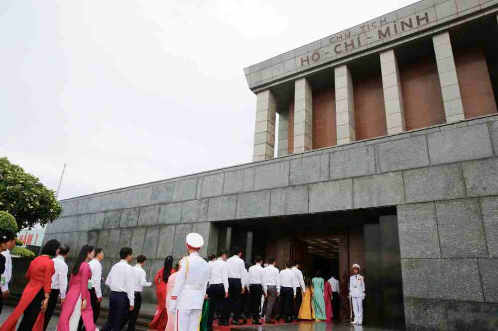 Đại biểu dự Đại hội Hội Nông dân Việt Nam vào Lăng viếng Chủ tịch Hồ Chí Minh- Ảnh 8. Đại biểu dự Đại hội Hội Nông dân Việt Nam vào Lăng viếng Chủ tịch Hồ Chí Minh- Ảnh 8.